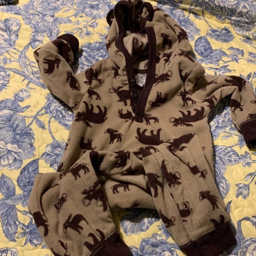 Fleece outfit with hood has no feet
